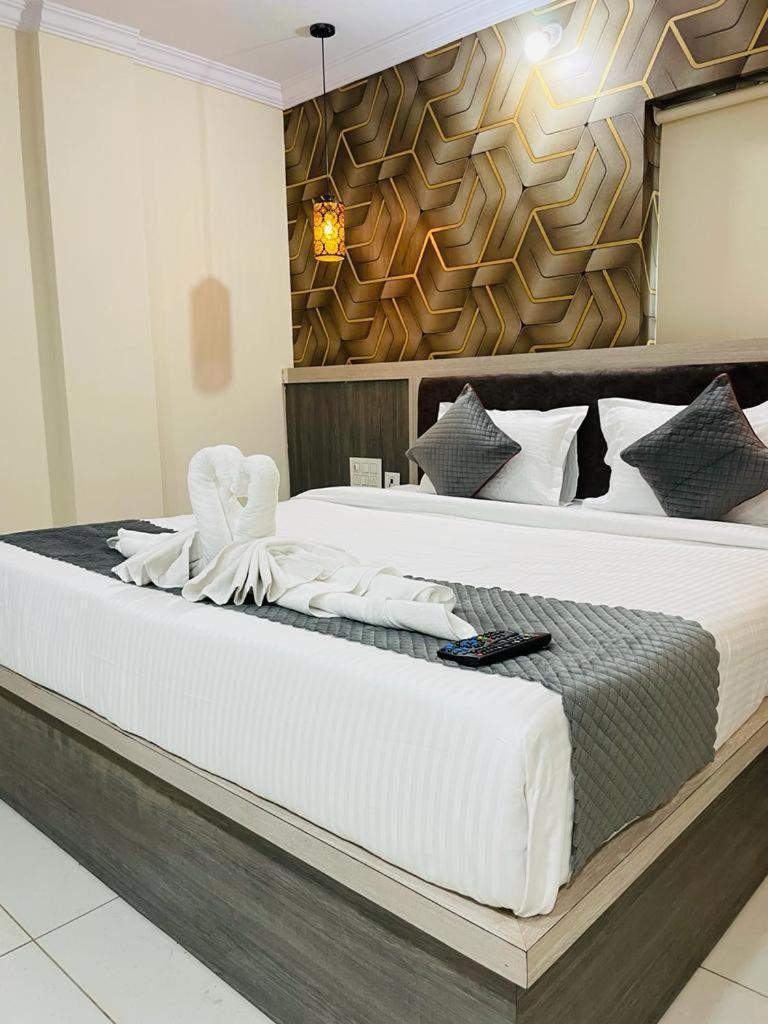 Hotel Blue Petals Shamshabad Ngoại thất bức ảnh
