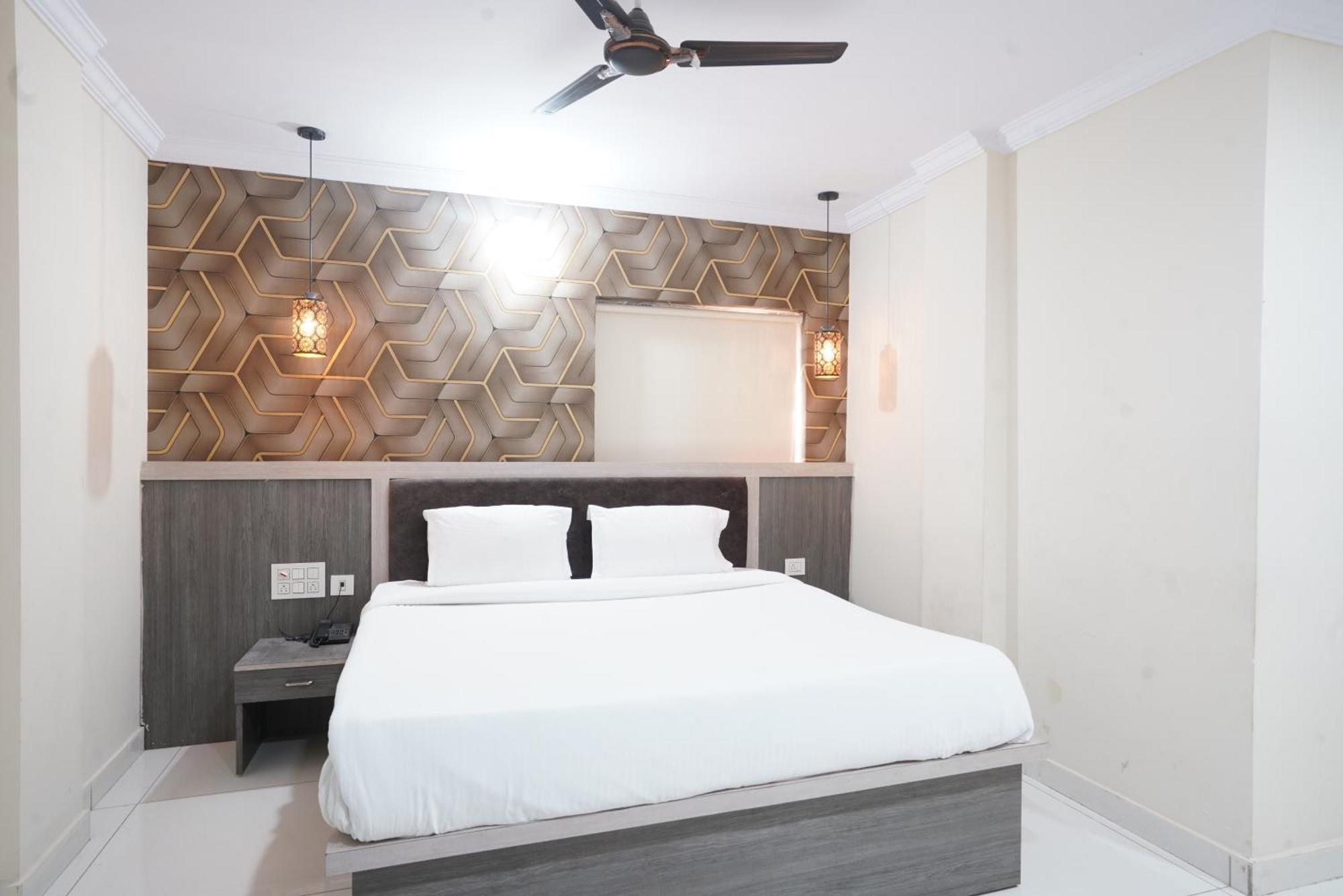 Hotel Blue Petals Shamshabad Ngoại thất bức ảnh