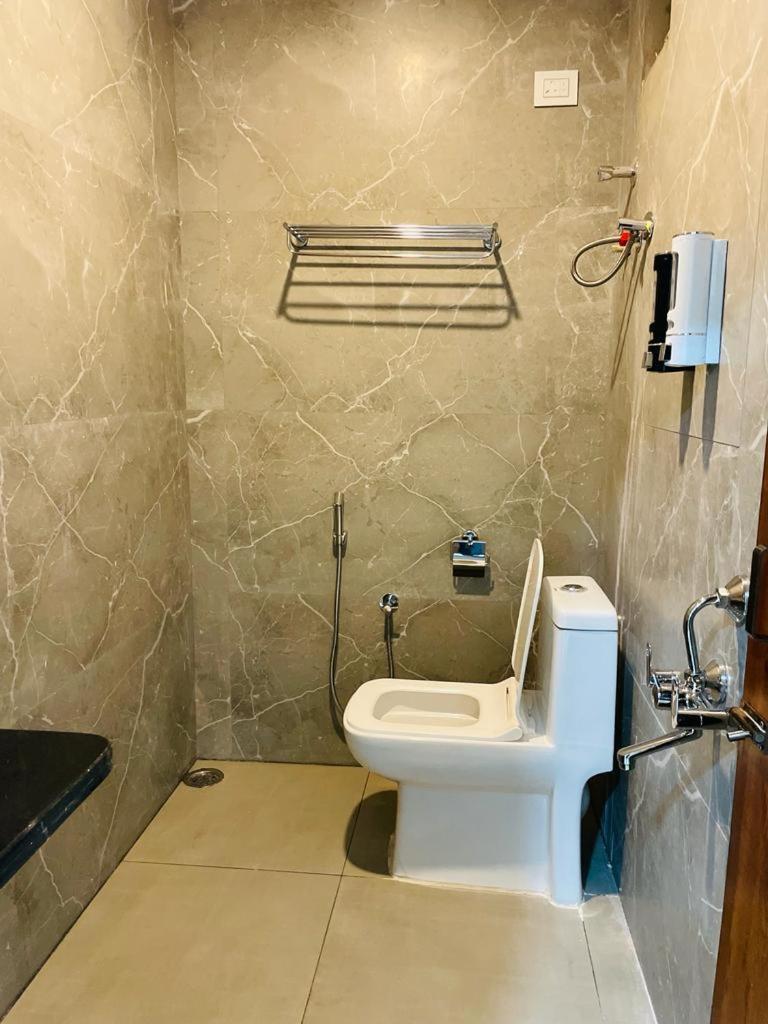 Hotel Blue Petals Shamshabad Ngoại thất bức ảnh
