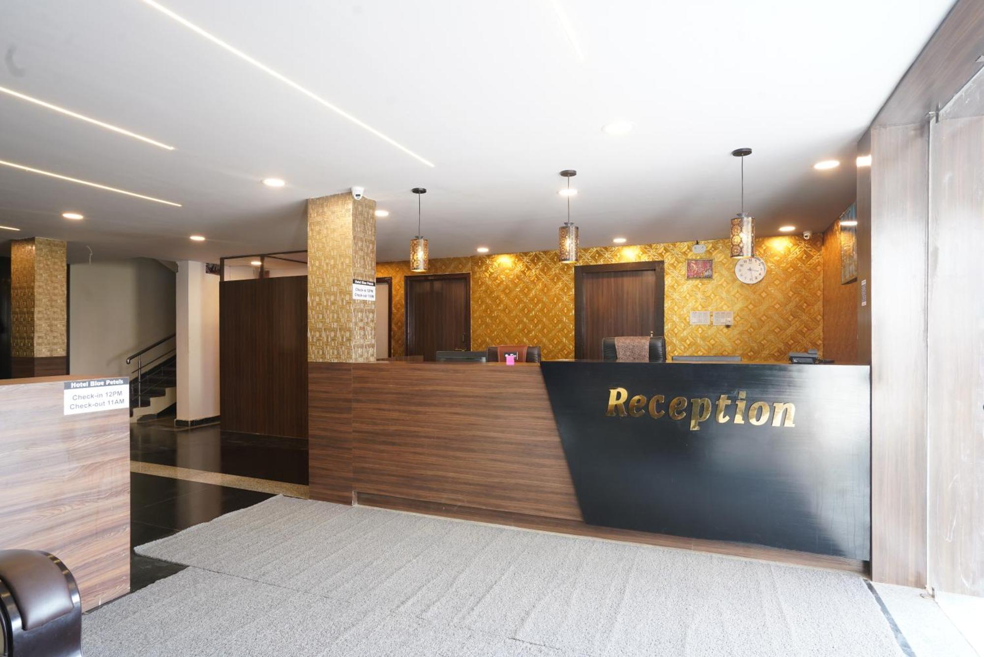 Hotel Blue Petals Shamshabad Ngoại thất bức ảnh